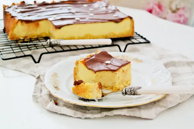 Sernik na kruchym spodzie: Piecz idealnie, uniknij pęknięć i opadania!