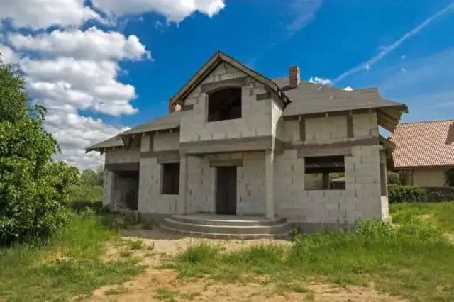 Jaki dom tańszy: drewniany czy murowany? Odkryj prawdziwe koszty