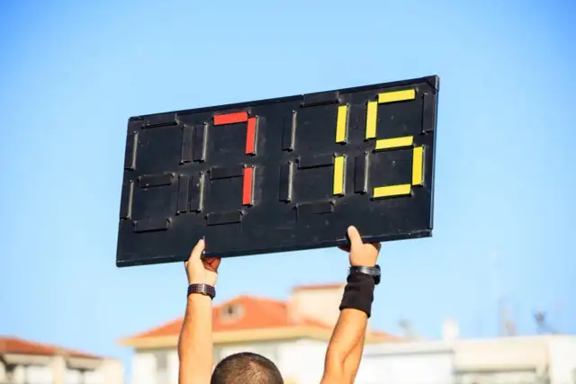 Wynik 2:15 na tablicy. Ile zmian w piłce nożnej?