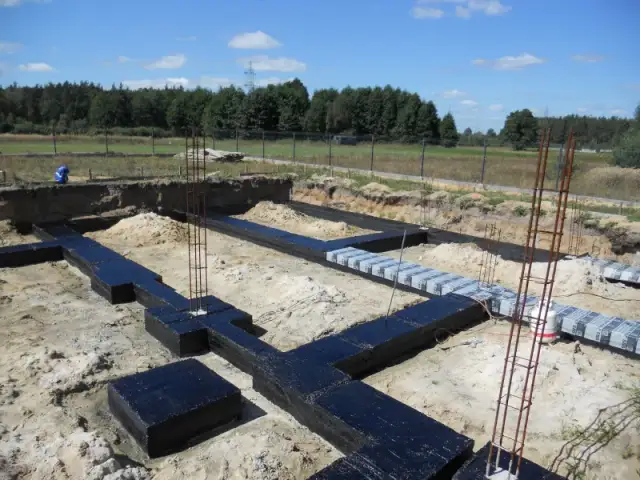 Jak zabezpieczyć fundamenty na zimę, aby uniknąć kosztownych uszkodzeń