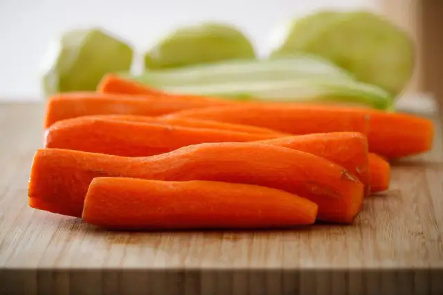 Jakie przyprawy do zupy z cukinii, aby wydobyć jej pełny smak?