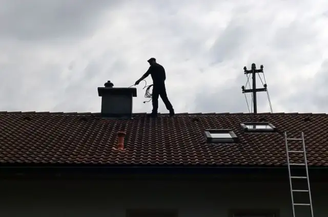 Ile bierze kominiarz za odbiór domu? Ceny i czynniki wpływające na koszt