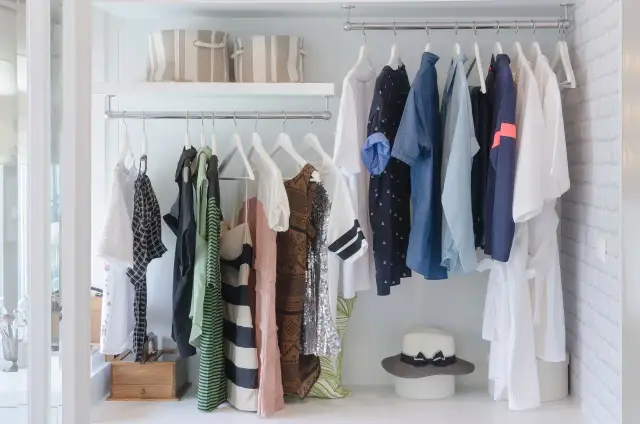 Jak wiązać bluzki? 10 trików, które odmienią Twoją szafę!