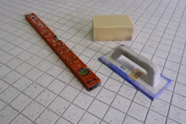 Montaż płytek gipsowych krok po kroku: Zrób to sam i uniknij błędów