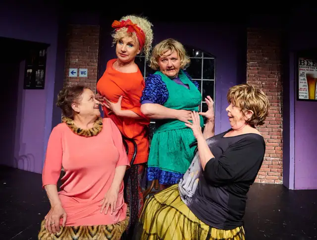 Menopauza spektakl: Jak humor pomaga przetrwać trudne chwile