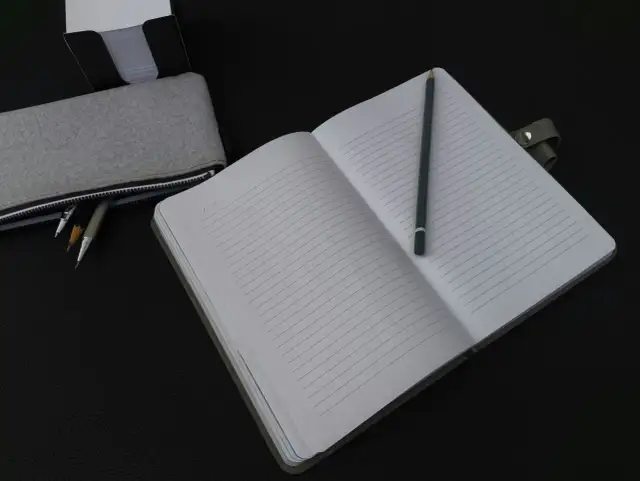 Zeszyt do fizyki w kratkę czy linie – co wybrać dla lepszych notatek?