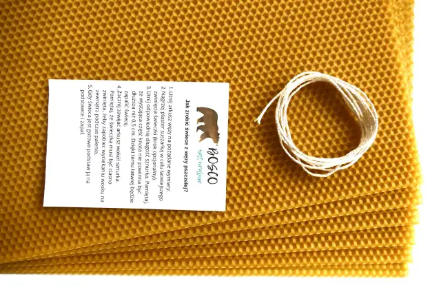 Arkusz wosku pszczelego z nawiniętym sznurkiem, gotowy do zrobienia świecy.