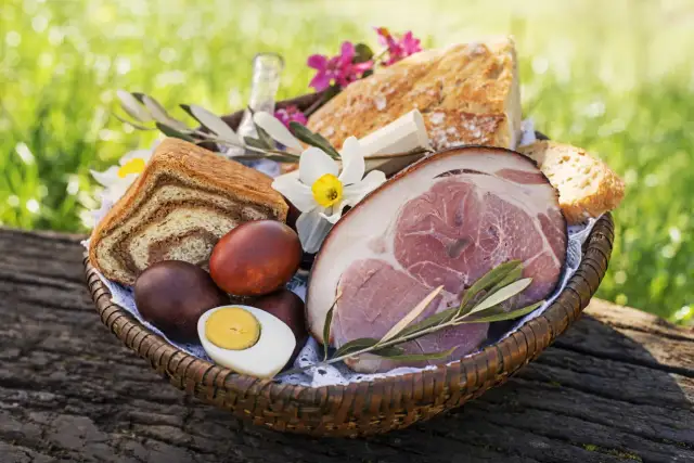 Koszyk z pieczonym mięsem, jajkami i chlebem. Tradycyjnie, czy w Wielką Sobotę można jeść mięso?