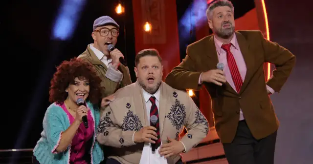 Czterech artystów kabaretowych na scenie, śpiewają i bawią publiczność. Chyba alkohol dodał im skrzydeł!