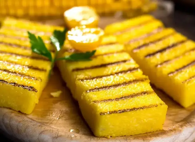 Maîtrisez la polenta grillée à la poêle: croûte dorée garantie !