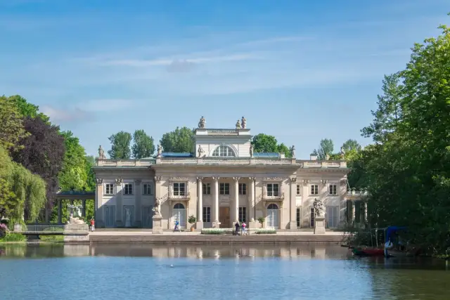 Pałac na Wyspie w Łazienkach Królewskich w Warszawie nad wodą.