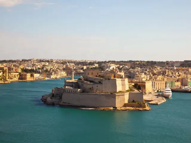 Fortyfikacje i zabudowania miasta na Malcie, z widocznym portem i jachtami. Czy Malta to miasto? Tak, to stolica!