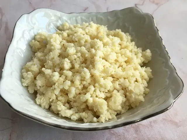 Jak rozpoznać kaszę jaglaną? Wygląd surowej i ugotowanej