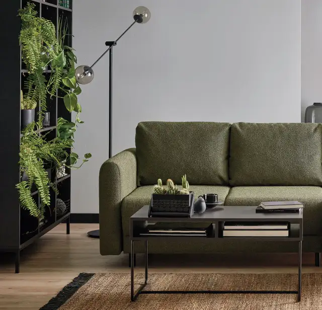 Szara kanapa i brązowe meble: Jaki dywan stworzy harmonię?