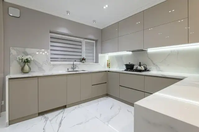 Jaka podłoga do kuchni? Praktyczny przewodnik i porównanie