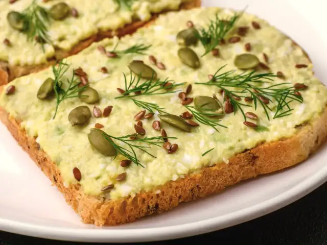 Z czym łączyć chleb? Odkryj setki smaków i pożegnaj nudę!