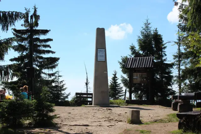 Na szczycie Turbacz, 1310 m n.p.m., wśród drzew, stoi obelisk z tablicą. To piękne góry!