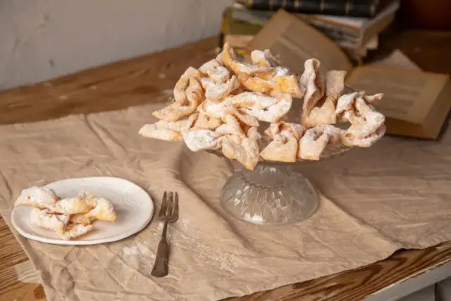 Tradycyjne faworki! Oto przepis, z którego babcia byłaby dumna