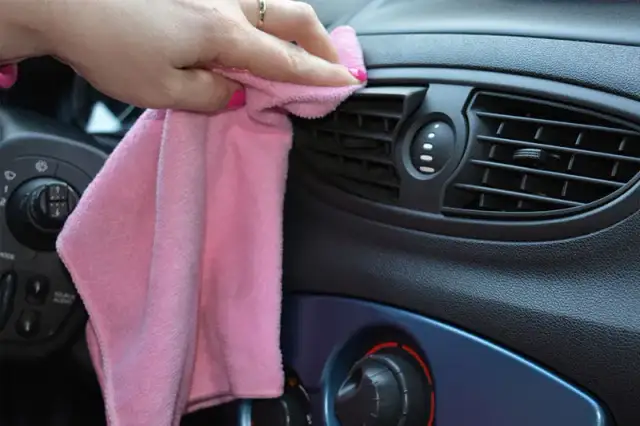 Jak wyczyścić kokpit w samochodzie domowym sposobem bez uszkodzeń