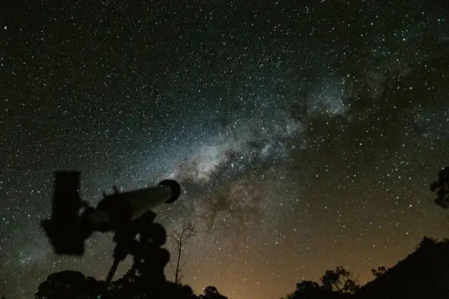Jak obserwować niebo przez teleskop i uniknąć najczęstszych błędów