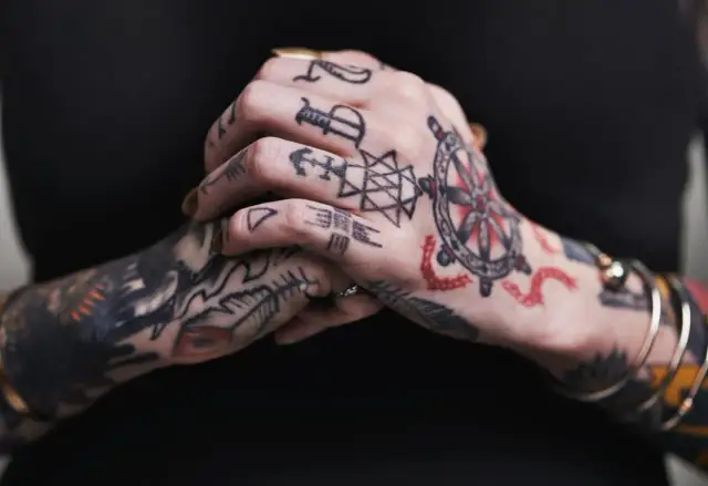 Tatuaż na nadgarstku: znaczenie, wzory. Odkryj swoją historię!