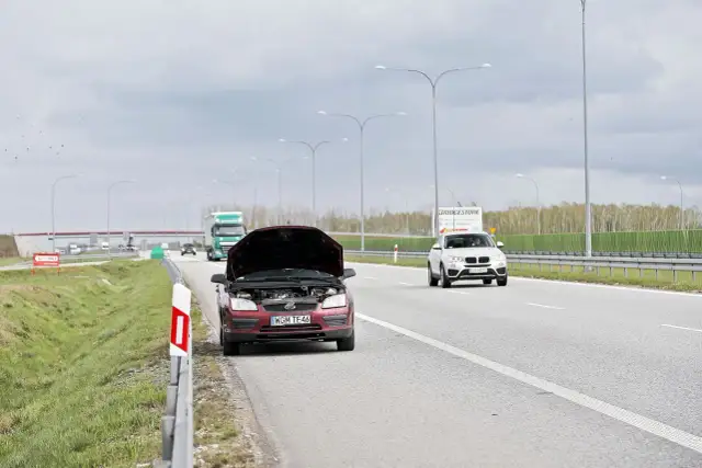 Holowanie na autostradzie: Czy można? Zakazy, wyjątki i mandat!