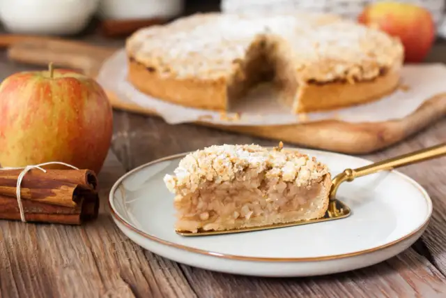 Szarlotka idealna? Sekret kruchego ciasta i soczystych jabłek!