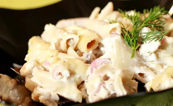 Ile kalorii ma zapiekanka makaronowa z kiełbasą i serem? Sprawdź!