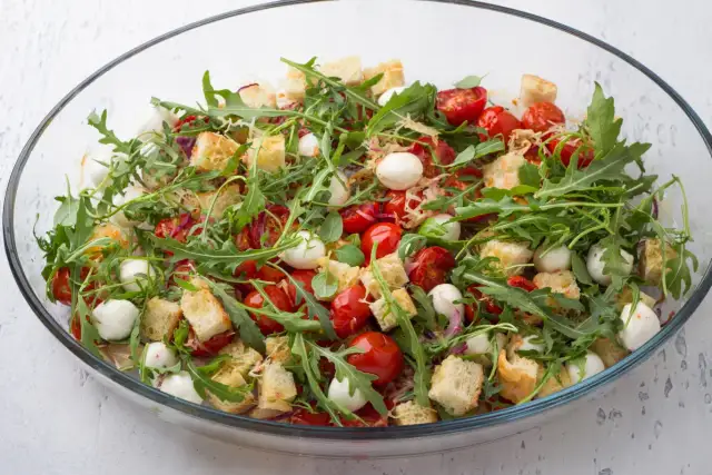 Sałatka z Grzankami i Parmezanem: Prosty Przepis na Klasykę