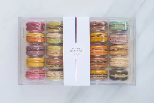 Pudełko z kolorowymi makaronikami Monsieur Armand.