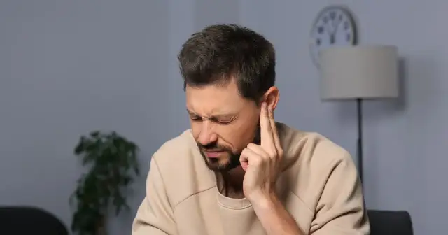 Piszczenie w uszach: poznaj przyczyny i sposoby na ulgę