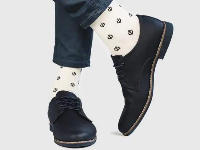 Jakie skarpetki do czarnych butów? Oto błędy, których unikaj!