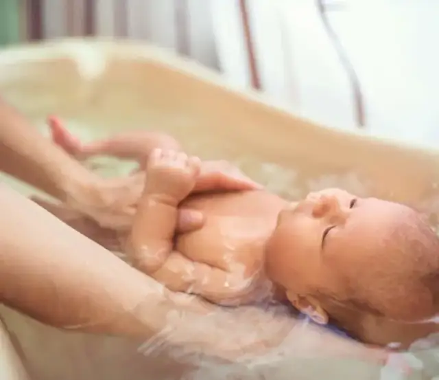 Czy kąpać dziecko z gorączką? Bezpieczne wskazówki dla rodziców