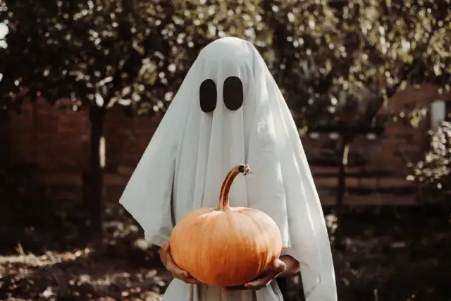 Jak zrobić strój ducha łatwo i tanio na Halloween dla dzieci