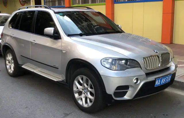 BMW X5 E70 facelifting: Kiedy i jak rozpoznać wersję LCI?