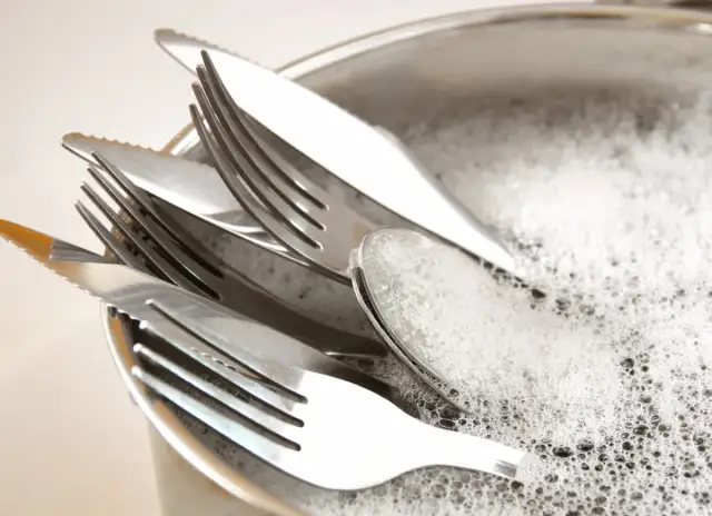 Jak bezpiecznie wyczyścić poczerniałe sztućce - poradnik