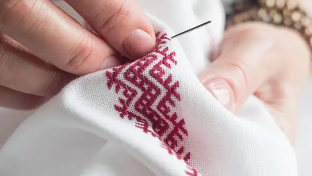 Jak wyszywać na ubraniach: proste techniki i materiały dla początkujących