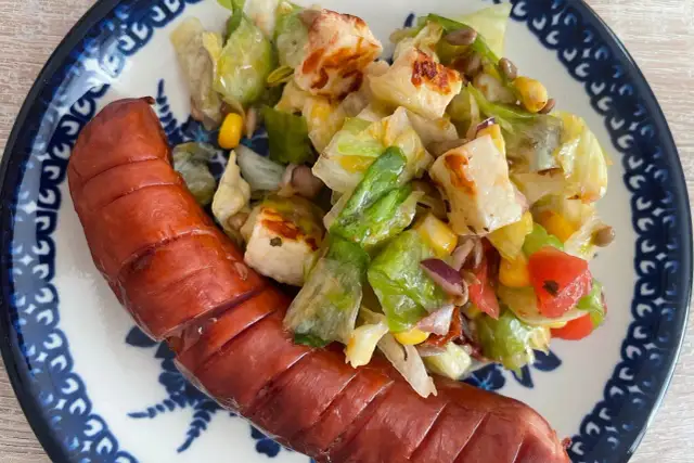 Najlepsze sałatki do kiełbasy z grilla, które zaskoczą Twoich gości