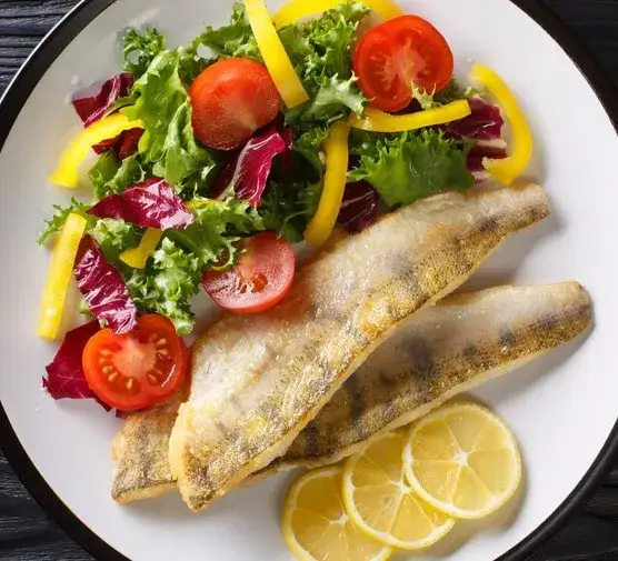 Sandacz z grilla: przepis na idealną rybę soczystą i chrupiącą