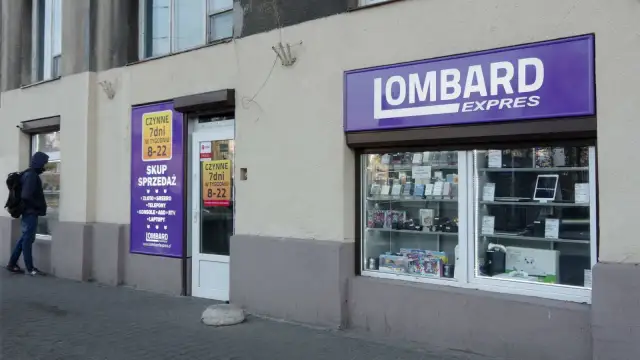 Fasada lombardu z witryną pełną elektroniki i banerem "LOMBARD EXPRESS".