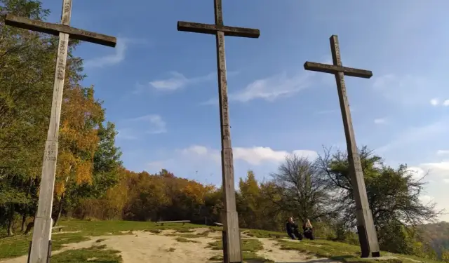 Góra Trzech Krzyży: Ile minut na szczyt? Wybierz swoją trasę!