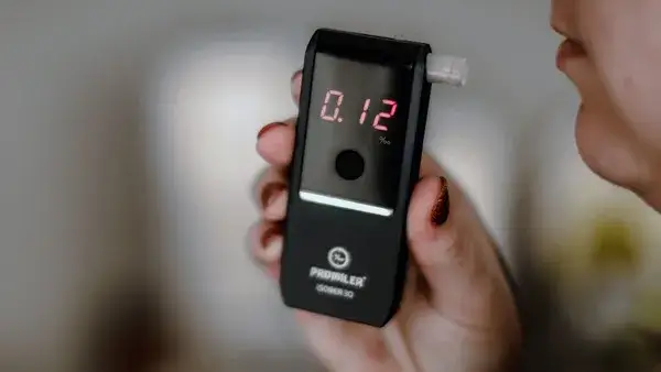 Alkomat półprzewodnikowy czy elektrochemiczny – który wybrać dla pewności?