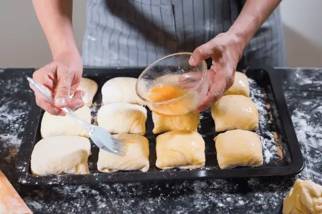 Czym smarować chleb przed pieczeniem, aby uzyskać idealną skórkę?