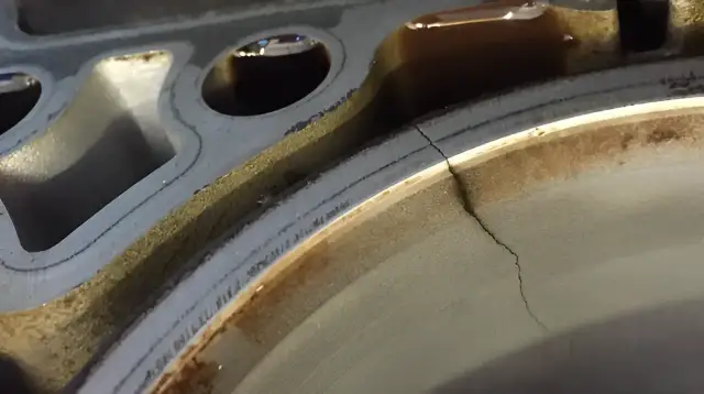 Pęknięty blok silnika objawy: rozpoznaj problemy zanim będzie za późno