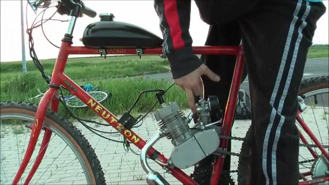 Rower z silnikiem spalinowym: Czy warto? Poradnik prawny i techniczny