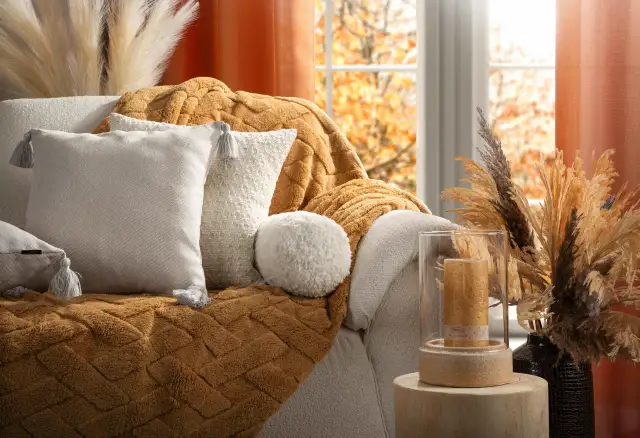 Czym przykryć kanapę w salonie, aby chronić i stylowo ozdobić wnętrze