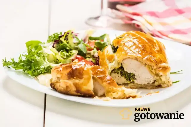 Ciasto francuskie z kurczakiem i szpinakiem: Chrupiące i bez zakalca!