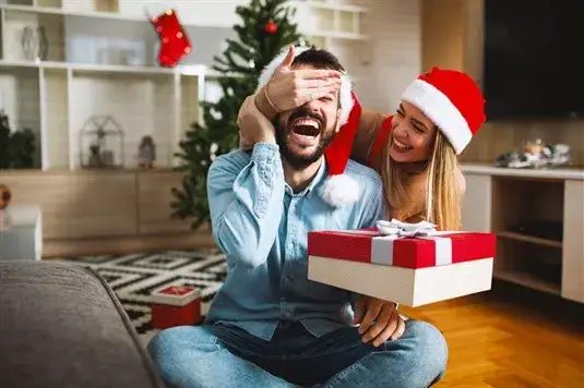 Co dać mężowi pod choinkę? Najlepsze pomysły na wyjątkowy prezent