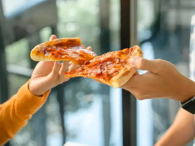 Czy do hotelu można zamówić pizzę? Oto, co musisz wiedzieć