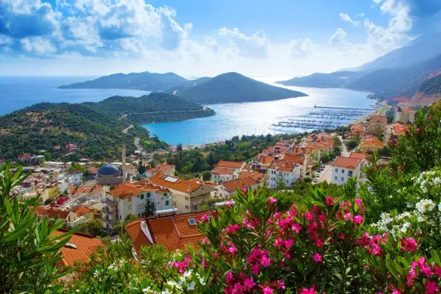 Riwiera Turecka: Morze Śródziemne czy Egejskie? Wybierz idealne